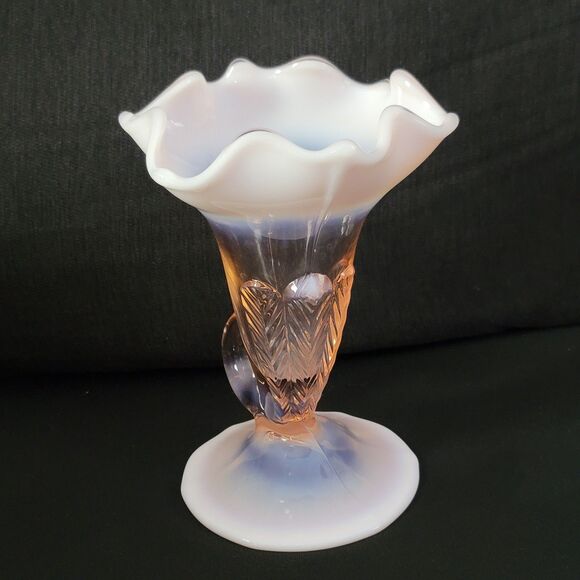 Vintage Duncan Miller 3 Feather Pink Glass Opalescent Cornucopia Decorative Vase - Picture 4 of 13